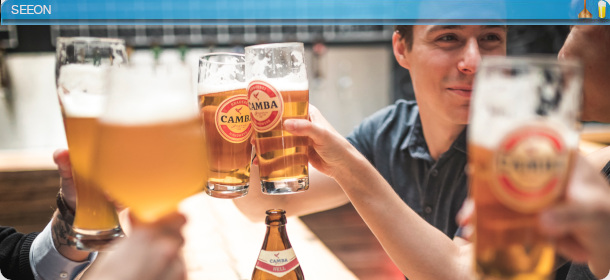 Bier-Genießende mit frischem Camba Bavaria